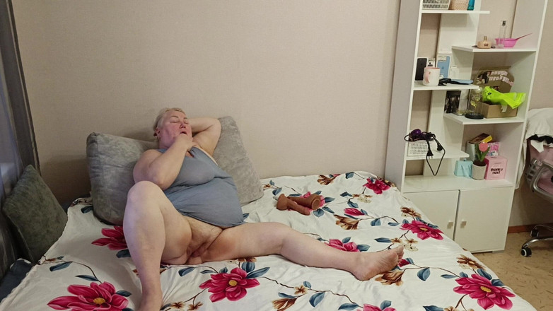 Zona901: Macecha masturbuje kundičku po práci