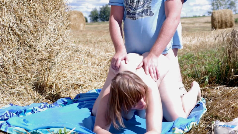 MILF Oxana: Dogging in front of a tractor driver