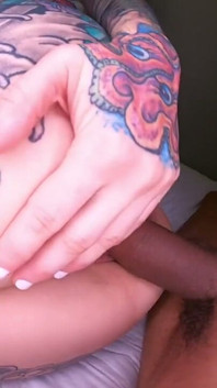 Mami Bianca, fille tatée, se tape la grosse bite de Macana - POV