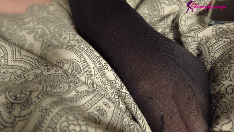 Tights free: I push the pantyhose dildo into my dripping wet cunt...