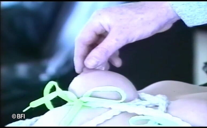 Slave Seks: Blindfolded sub chick and her master