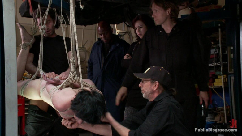 Public Disgrace by Kink: Une bombasse emo se fait baiser par James Deen