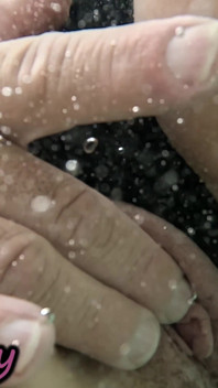 수영장에서 학생 앞에서 내 보지를 깜박이고 자위하는 데 도움이 - 그것은 매우 위험한 POV 4K