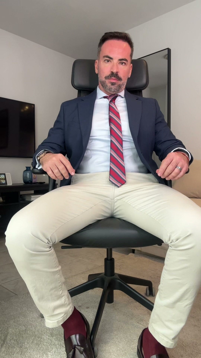 MaelHunter: I Masturbate While Playing with My Tie.