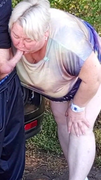 Dans un parc public, je baise ma belle-mère en levrette, puis dans sa bouche et éjacule deux fois en une minute