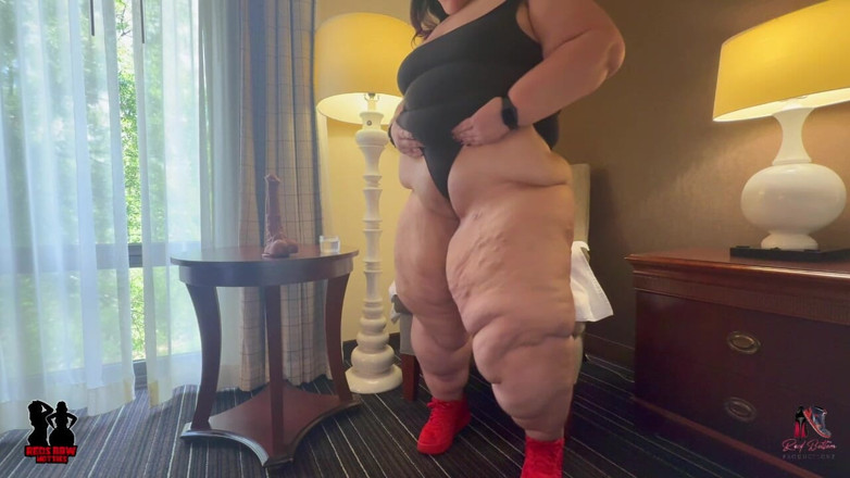 Reds BBW Hotties: SSBBW Talks to You While Playing with Toy
