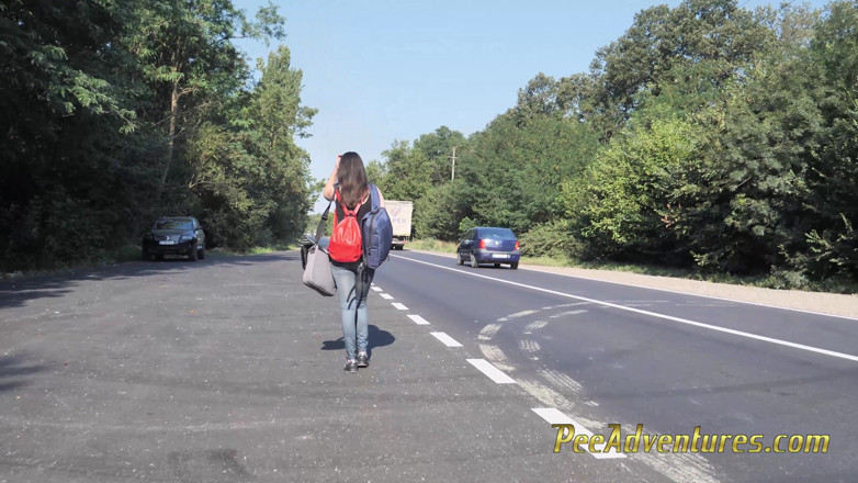 Pee Adventures: Esperando na rua por seu namorado com sua siririca cheia
