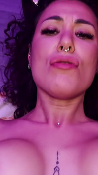 Fata obraznică se masturbează squirtând și i se face sex sub bradul de Crăciun!
