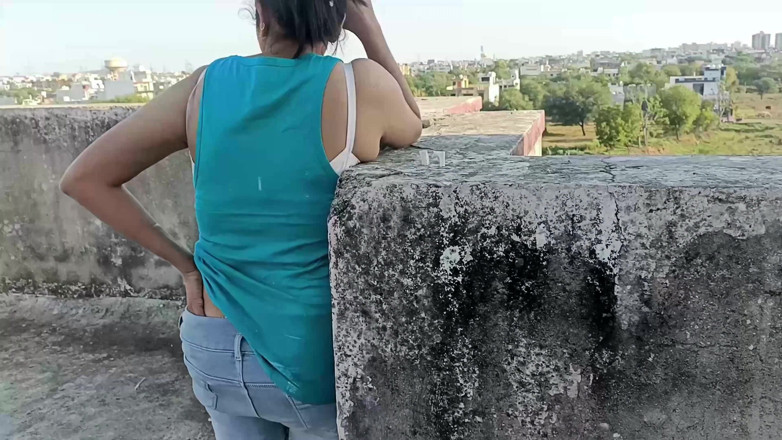 Yourdidipriya: Fată sexy sedusă stând în picioare pe terasă și futută în cameră