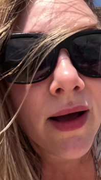 MILF Nua Gostosa Provocando Na Praia Pública