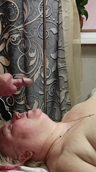 Le voisin voulait un masque de sperme et s’est fait remplir la bouche de sperme