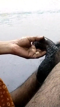 Tía haciendo una mamada descuidada y comiendo semen