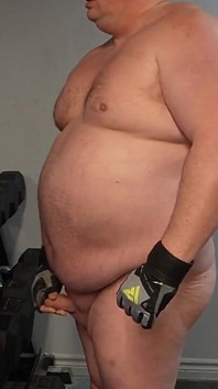 Orso muscoloso grasso che si allena