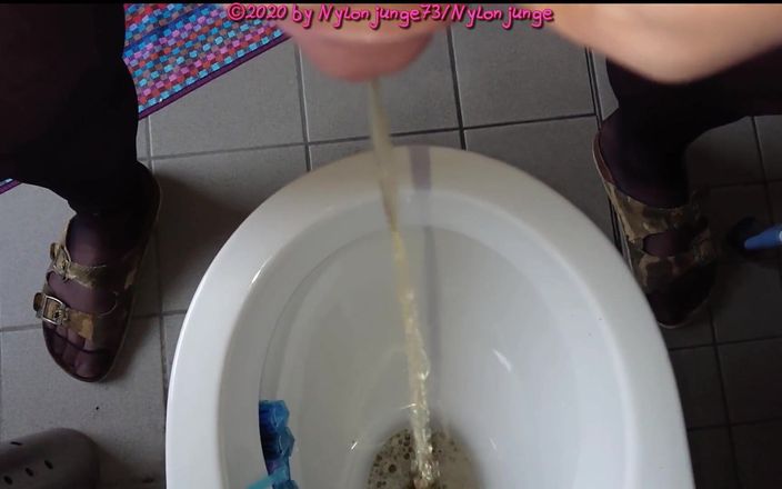 Carmen_Nylonjunge: Kawa: Pełny pęcherz rano