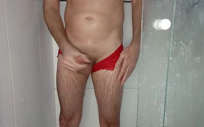 Alan Long: In rood slipje onder de douche