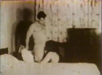 Alfacontent: Retro-schlampen teilen schwanz in reverse-gangbang-action