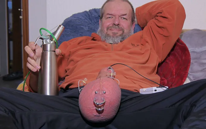 Qualzucht: I Inflate My Scrotum and Have a Strong Orgasm