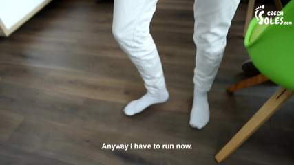 Czech Soles - foot fetish content: Verrücktes mädchen, das ihre stinkenden socken zeigt