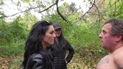 Femdom Austria: Sessione di schiaffi nella foresta per lo schiavo maschio nudo