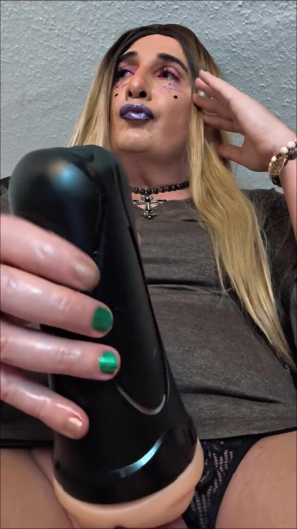 Divy Dallas: Mogen blond trans använder fickor i vagina
