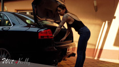 Wet Kelly: 熱くてドライなハンプと青いジーンズに精液を