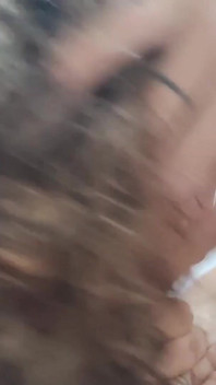 Sletterige vrouw zuigt aan mijn pik tijdens het spelen met een rokkenjager