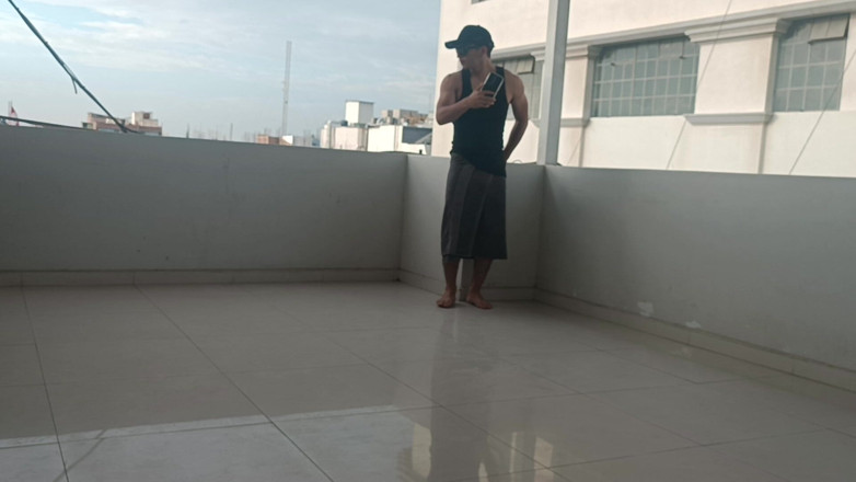 Bare skin man: 屋上で