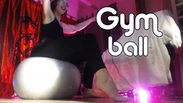 Mistresonline está sentado en una pelota de gimnasio (solo música)