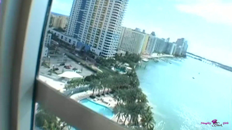 Naughty Black Girls: डेविड और जेना ने अपने हनी मून पर रहते हुए कुछ प्यारा जुनूनी प्यार किया ।