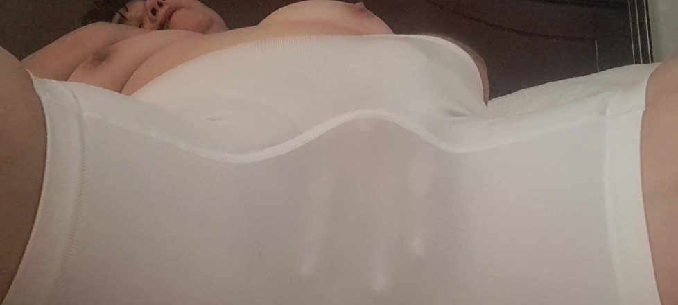 Mommy big hairy pussy: पैंटी के ऊपर के खोल को पकड़ने से यह कितना मोटा और गीला होगा