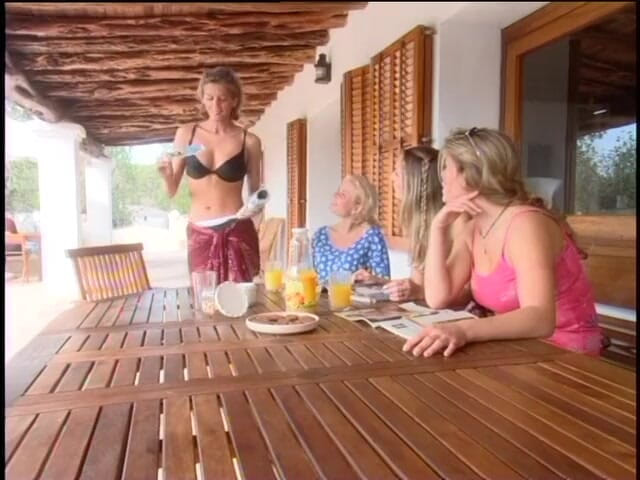 Naughty Girls: Tante seksi di kolam renang