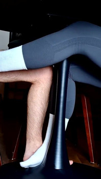 Voetjob Onder De Tafel Met Een Enorme Slipje