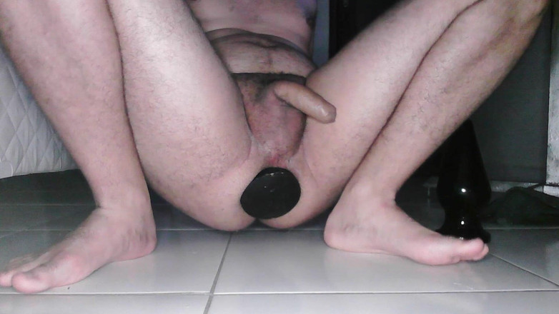 Lostbrl: Phích cắm lớn khiến tôi xuất tinh