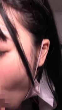 一个美丽、苗条且可爱的女孩在晚上见面，后来在一家情趣酒店，把床单弄湿在潮吹汁中