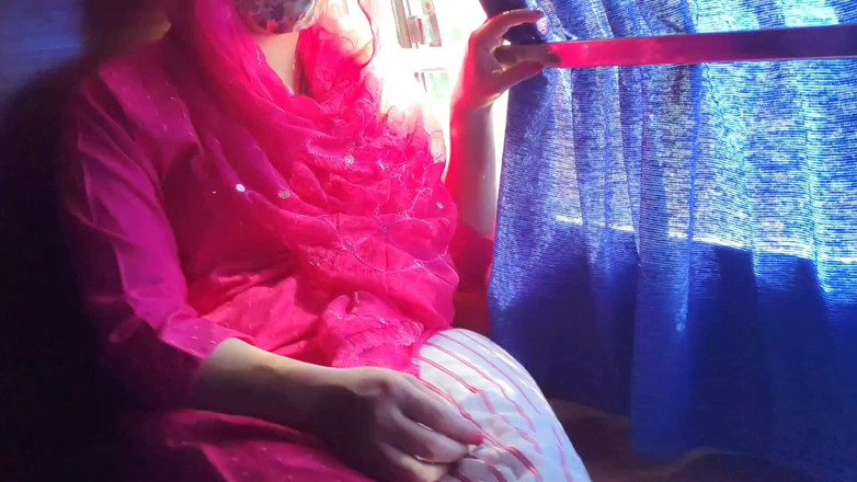 Khushboobhabi: Une fille se change dans un bus en marche