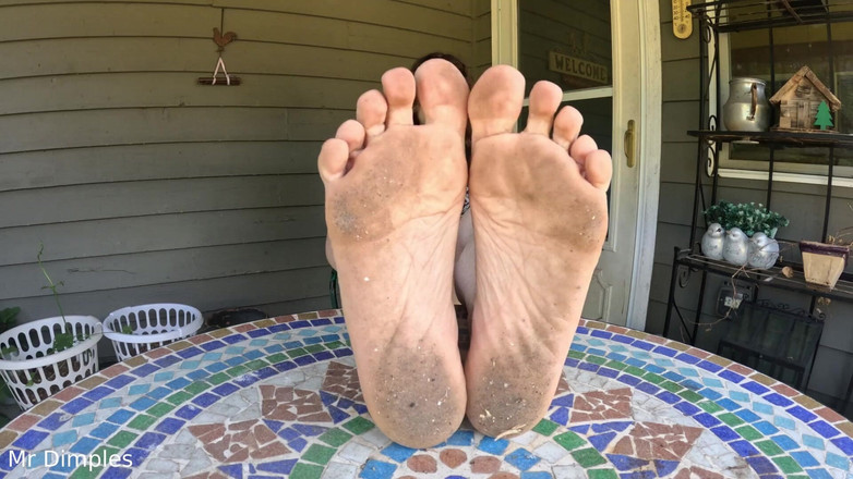 Mr Dimples: Visar upp mina smutsiga fötter