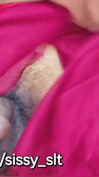 Transsexual bimbo mijando no banheiro
