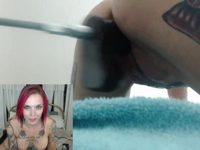 Anna Bell Peaks: Gagică țâțoasă Anna alunecând pe un imens vibrator