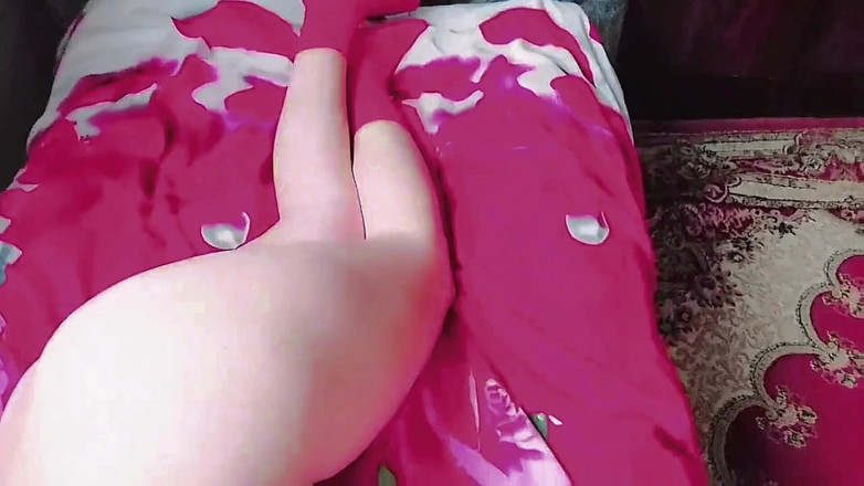 Kitty_Cross: Śliczna shemale podnosząca spódnica lekko w delikatnej bryzie