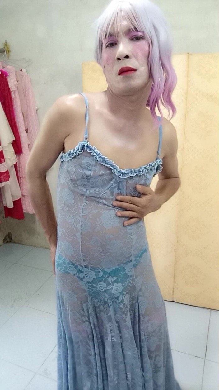 nguyen dang thien tri: Oanh Le Transsexuelle, robe porno sexy debout avec une bite...