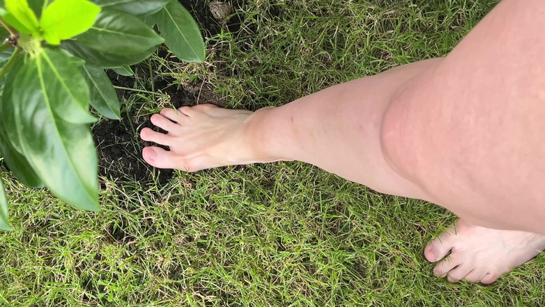 Feet: Camminare a piedi nudi sull'erba