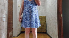 Kitty_Cross: Sexy holka Sissy Alone doma Se obléká na své nové...