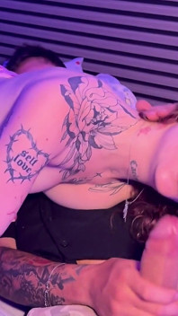 Moja przyrodnia siostra masturbuje się, gdy ja drzemnę, a gdy się budzę, jest tak napalona, że kończy się na seksie