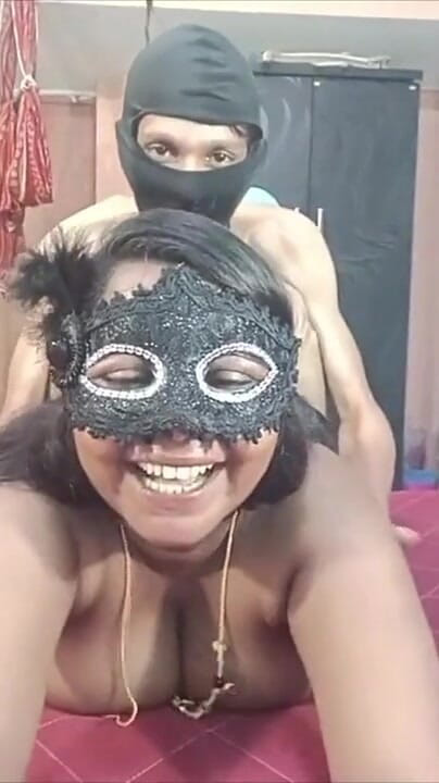 BeautyAnu: Indische Bhabi met grote borsten heet en geniet van Smily-video