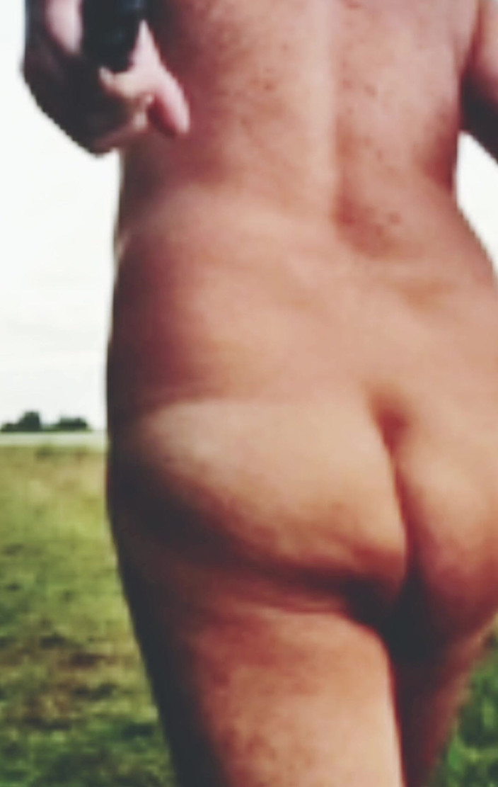 MaleModel: Naked Selfie Walk