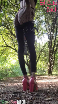 1 Tag Alte Schlampe, Immer Schlampe. Rosa Tanga Und Rosa High Heels. Ausstellung Im Wald.