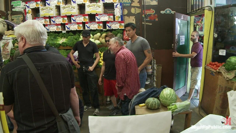 Bound in public: Un vol à l’étalage studly prend une aubergine dans le cul...