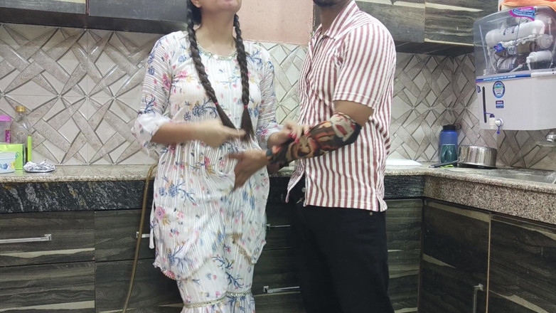 Hornycouple149: Desi Jija Sali seksromance in de keuken Indische Jija Sali...