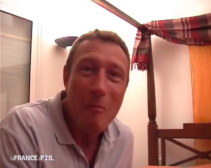 La France a Poil: Fahişe sarışın yatakta büyük yarakla sikişiyor