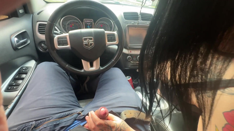Mamiimaldii: Sesso orale in macchina, abbassano i finestrini così tutti possono...